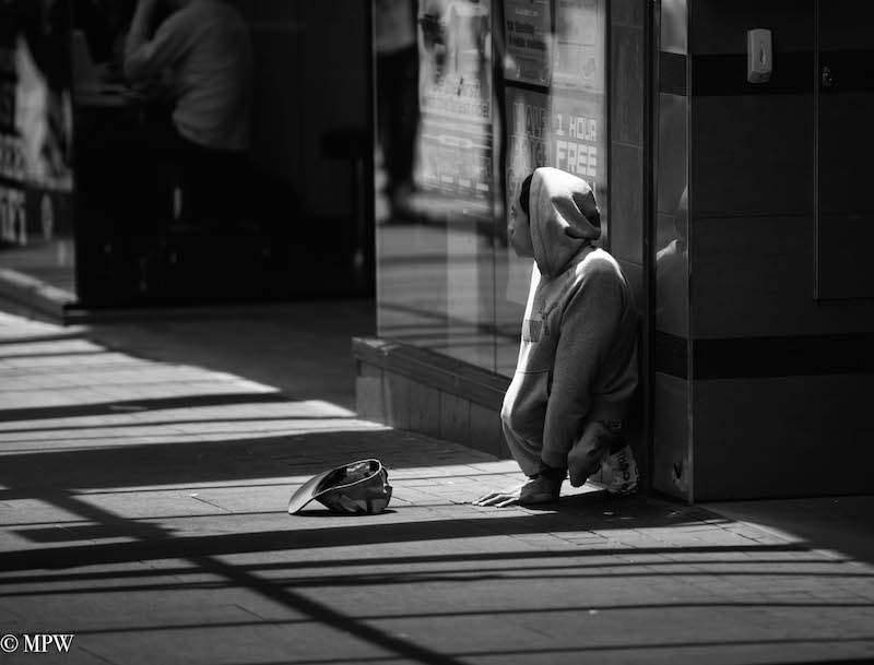Mike Wheelton. The largest collection of colour, black and white street photography. Taken in and around Queen Street, Auckland city, New Zealand.